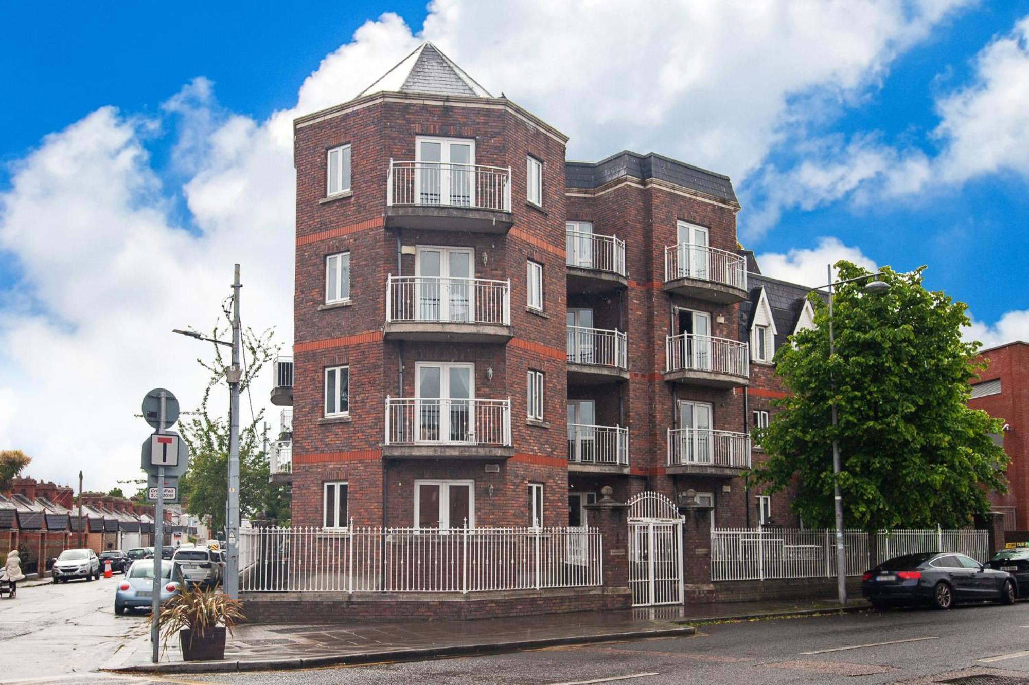 Spacious 2 Bedroom Close To Centre Apartment *