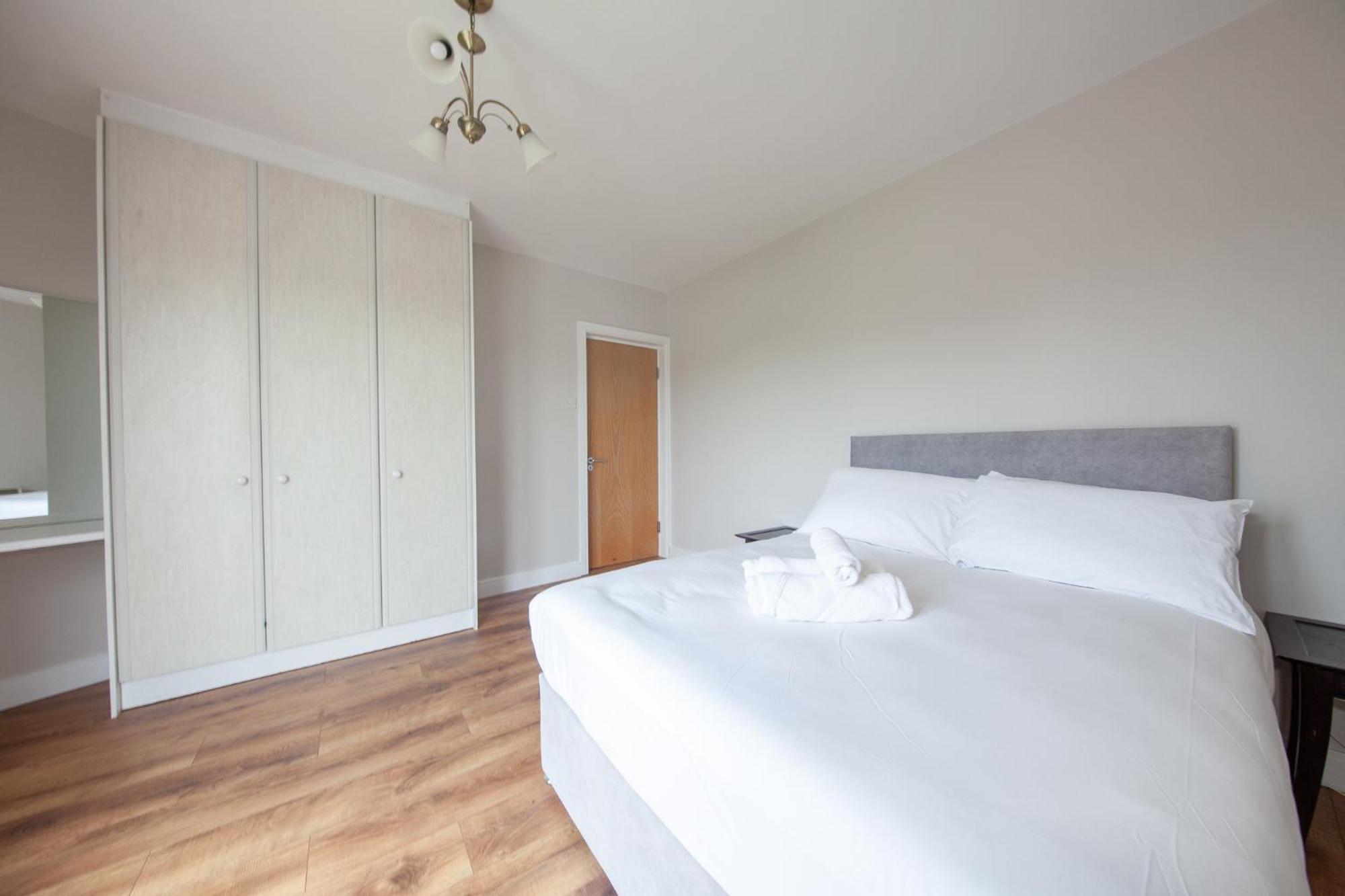 Spacious 2 Bedroom Close To Centre *