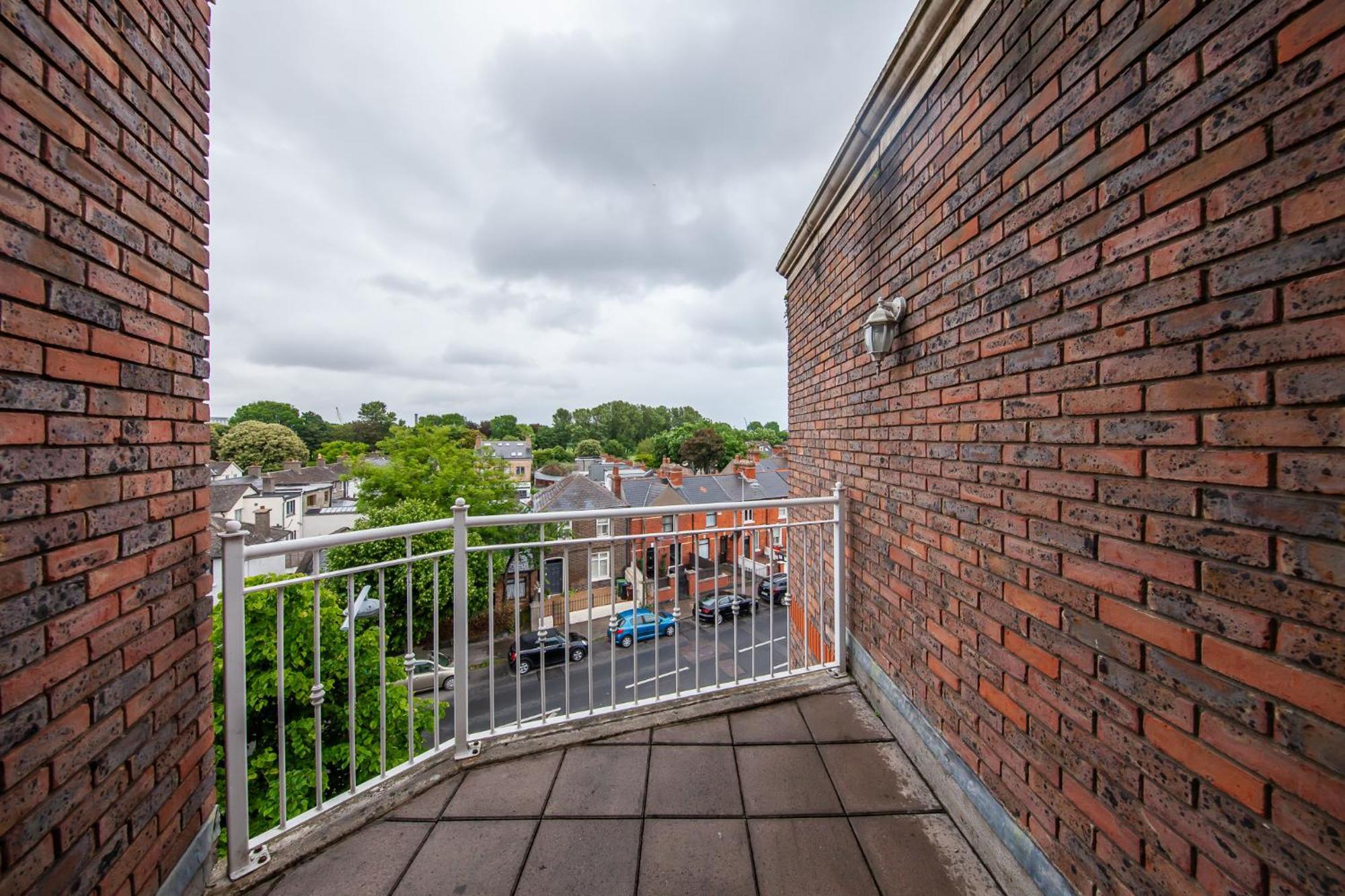Spacious 2 Bedroom Close To Centre Apartment