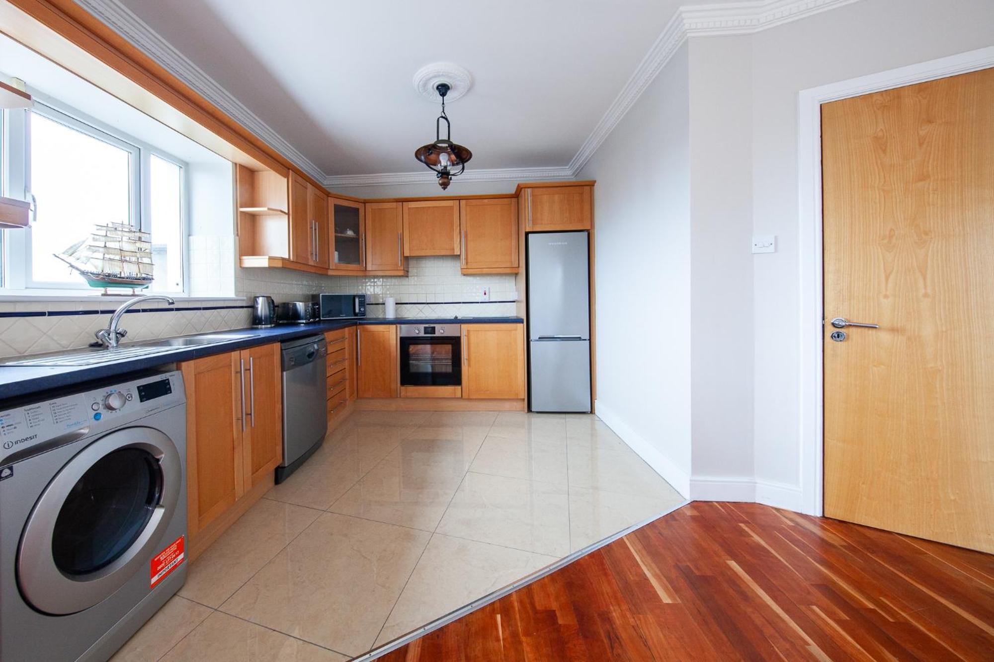 Spacious 2 Bedroom Close To Centre Apartment